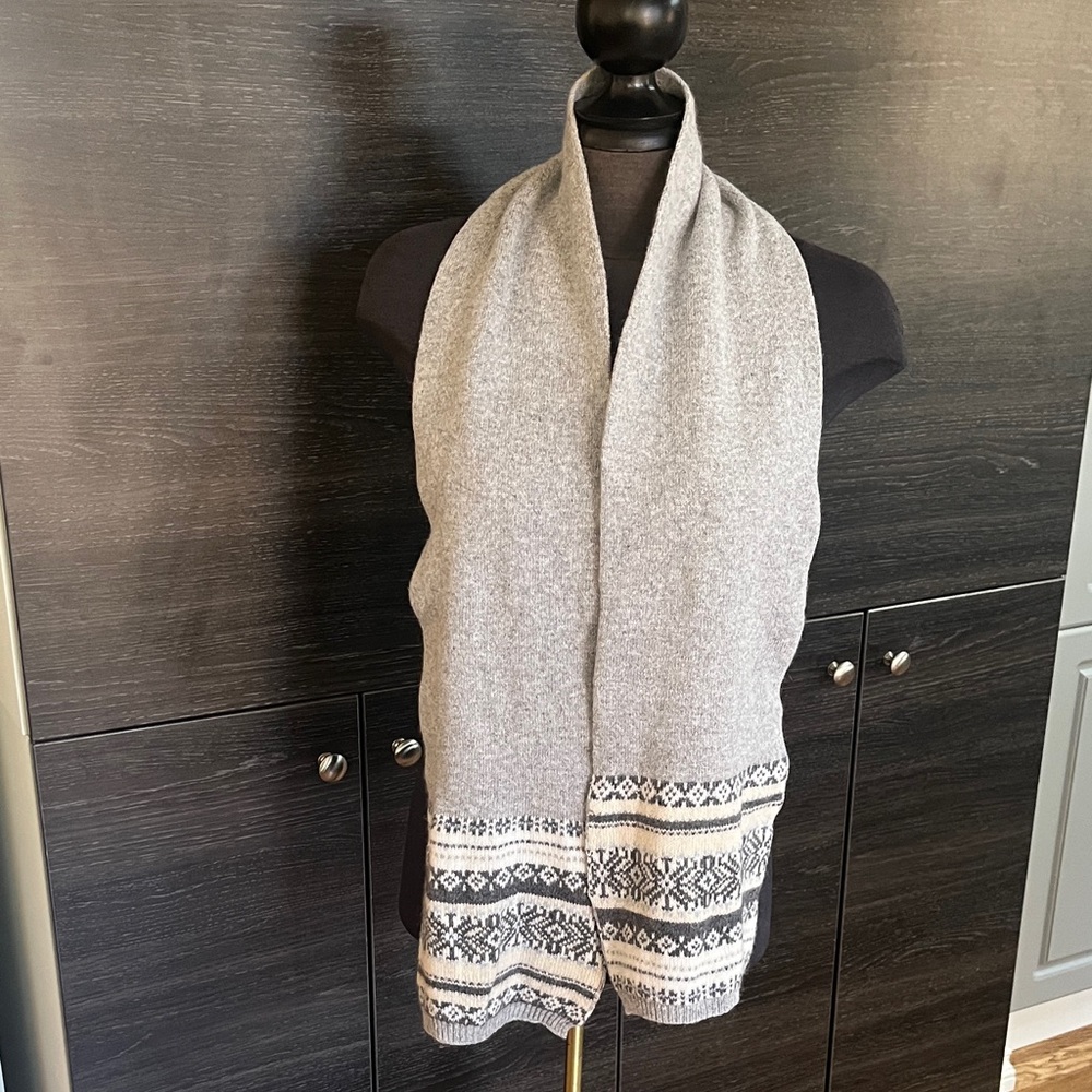 FINAL PRICE DROP EUC Nordic Style Scarf